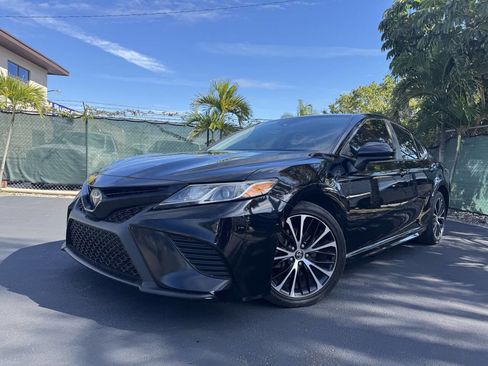 Used 2019 Toyota Camry SE image 2