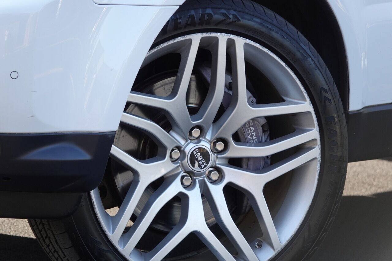 Used 2011 Land Rover Range Rover Sport Supercharged AWD/4WD image 3