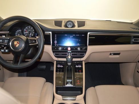 Certified 2025 Porsche Macan image 37