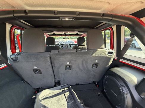 Used 2022 Jeep Wrangler Unlimited Sahara AWD/4WD image 36