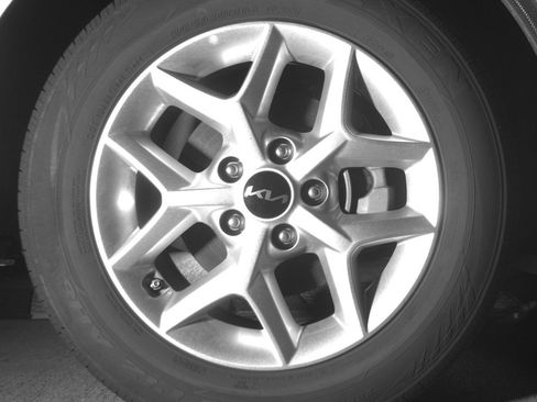 Used 2025 Kia Soul LX w/ LX Technology Package FWD image 13
