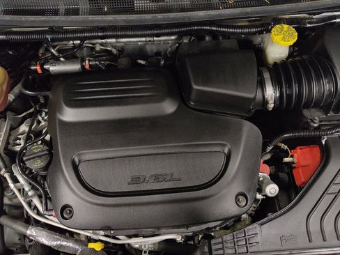 Used 2020 Chrysler Voyager Lxi FWD image 30