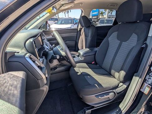 Used 2023 Kia Sorento LX image 7