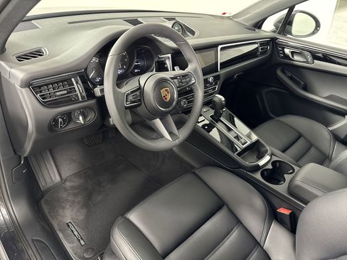 Certified 2025 Porsche Macan image 16