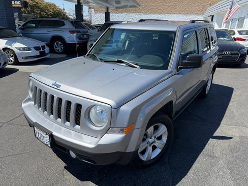 Used 2016 Jeep Patriot Latitude FWD image 2
