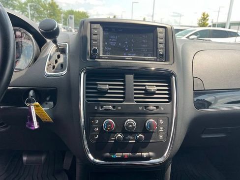 Used 2018 Dodge Grand Caravan SE FWD image 16