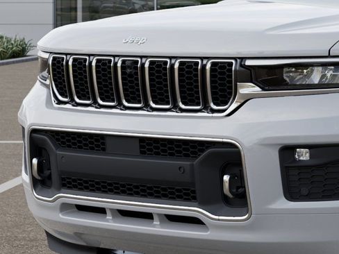 New 2025 Jeep Grand Cherokee Overland AWD/4WD image 11
