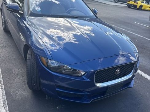 Used 2017 Jaguar XE Premium image 2