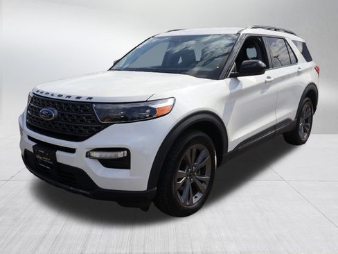 Used 2022 Ford Explorer XLT w/ Equipment Group 202A AWD/4WD image 3