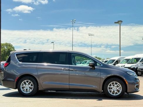 Used 2023 Chrysler Pacifica Touring-L FWD image 37