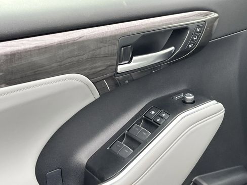 New 2026 Toyota Highlander Platinum image 10