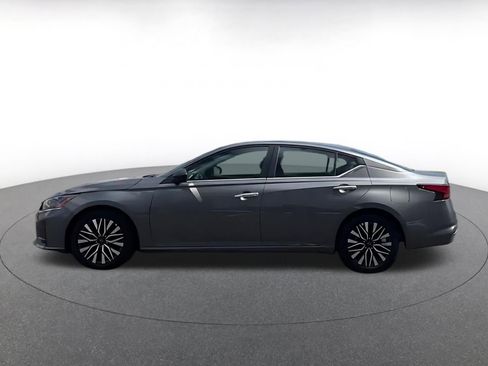 Used 2025 Nissan Altima 2.5 SV FWD image 9