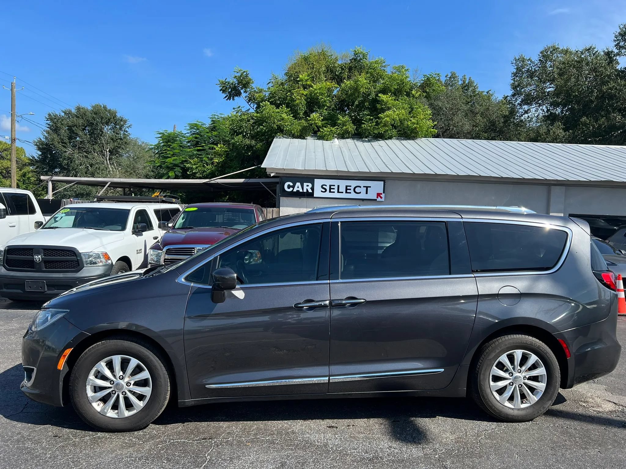 Used 2018 Chrysler Pacifica Touring-L FWD image 8