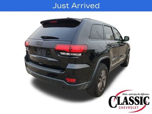 Used 2017 Jeep Grand Cherokee Laredo 75th Anniversary image 11