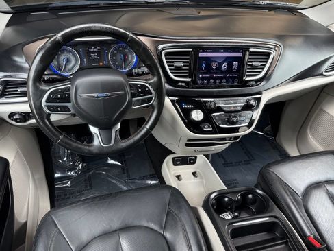 Used 2019 Chrysler Pacifica Touring-L FWD image 26