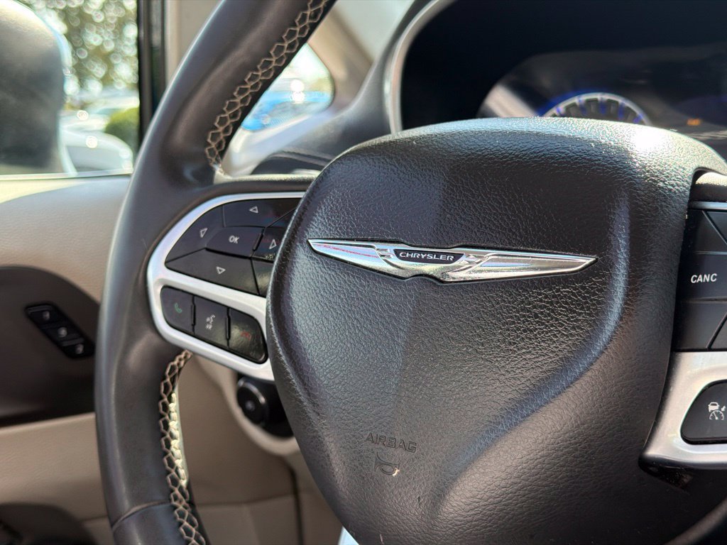 Used 2023 Chrysler Pacifica Touring-L FWD image 25