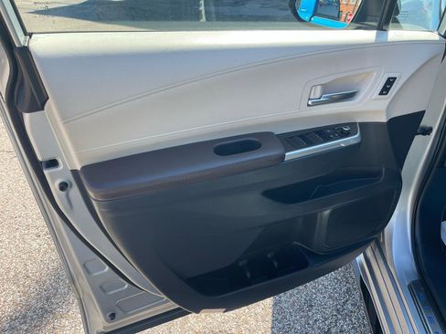 Used 2022 Toyota Sienna Platinum w/ Protection Package (TMS) image 12