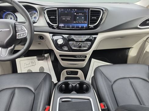 Used 2024 Chrysler Pacifica Touring-L FWD image 20