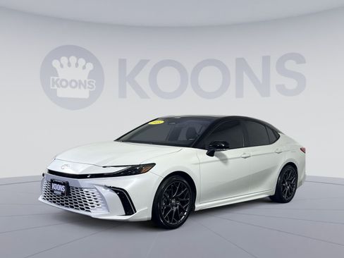 Used 2025 Toyota Camry XSE FWD image 5