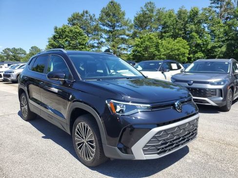 New 2026 Volkswagen Taos SE FWD image 3