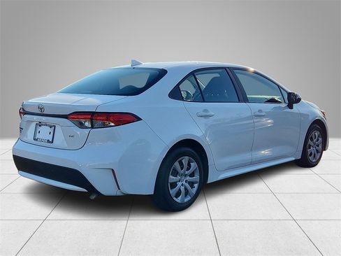 Used 2022 Toyota Corolla LE image 4