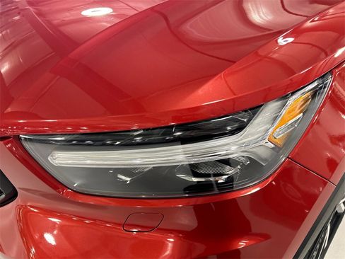 Used 2022 Volvo XC40 T5 R-Design w/ Advanced Package image 7