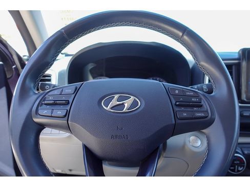 Used 2021 Hyundai Venue FWD image 13