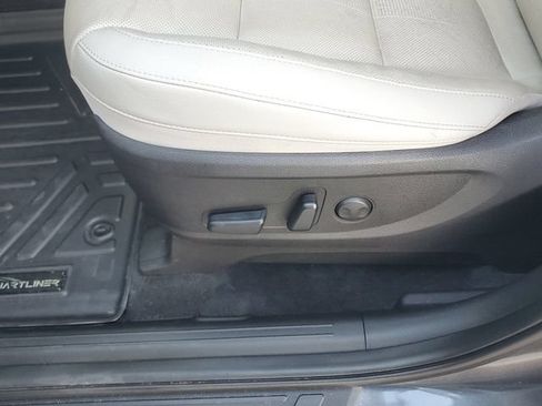 Certified 2023 Kia Telluride EX w/ EX Captain's Chair Package FWD image 19