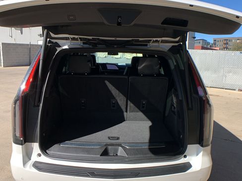 Used 2022 Cadillac Escalade Luxury image 29