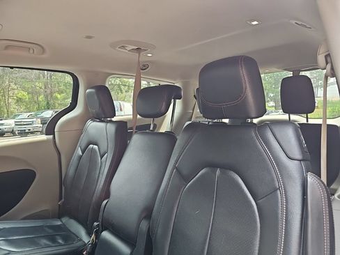 Used 2018 Chrysler Pacifica Touring-L FWD image 13