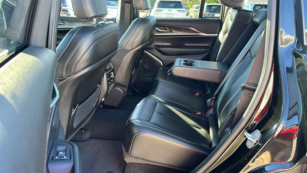 Used 2025 Jeep Grand Cherokee Limited AWD/4WD image 26