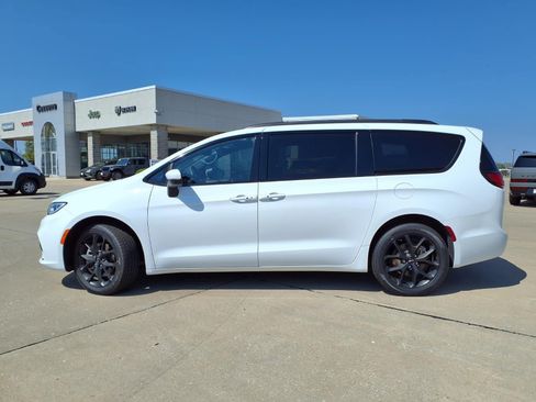 Certified 2023 Chrysler Pacifica Touring-L w/ S Appearance Package AWD/4WD image 29