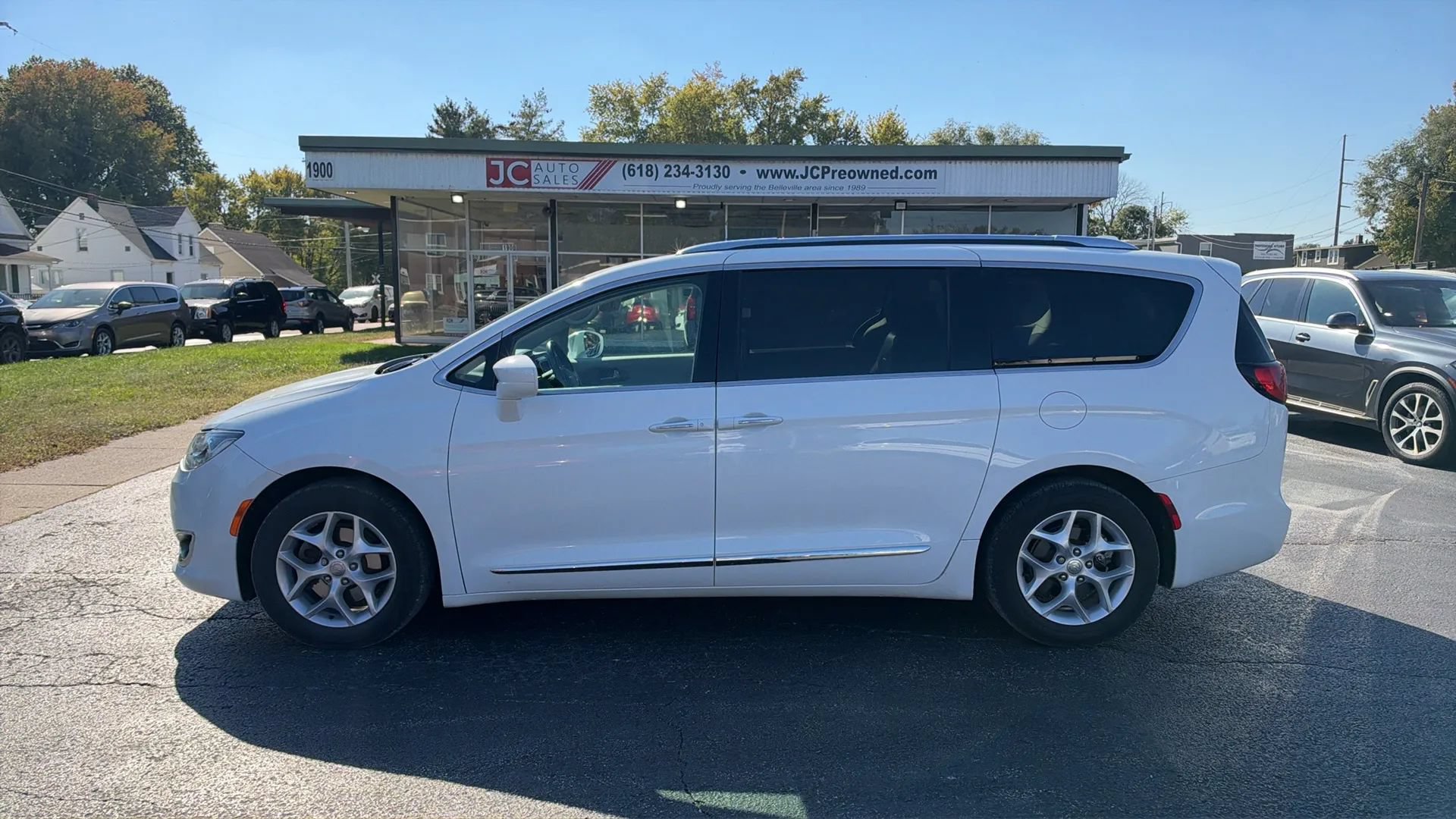 Used 2018 Chrysler Pacifica Touring-L w/ Tire & Wheel Group FWD image 8