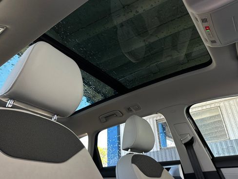 New 2025 Volkswagen Taos SE image 17