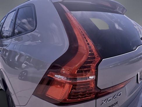 Certified 2025 Volvo XC60 B5 Core AWD/4WD image 45