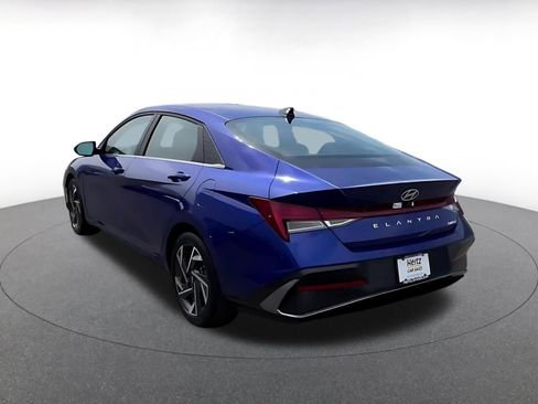 Used 2025 Hyundai Elantra Limited image 10