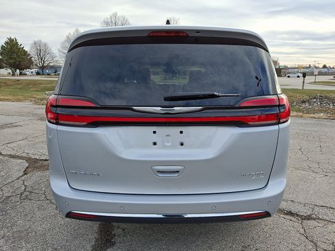 Used 2023 Chrysler Pacifica Limited image 7