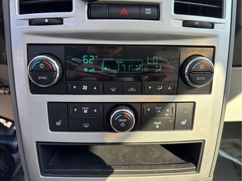 Used 2010 Chrysler Town & Country Limited FWD image 29