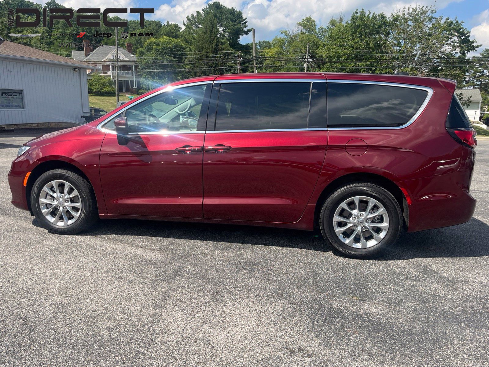 Used 2023 Chrysler Pacifica Touring-L w/ Uconnect Theater Family Group AWD/4WD image 2