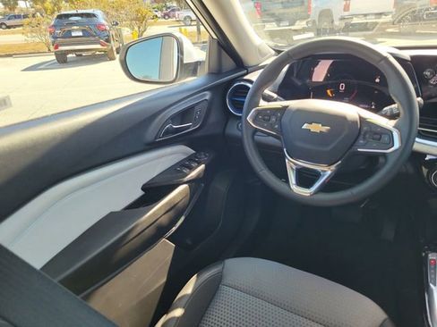 Certified 2025 Chevrolet Trax LT w/ LT Convenience Package image 13