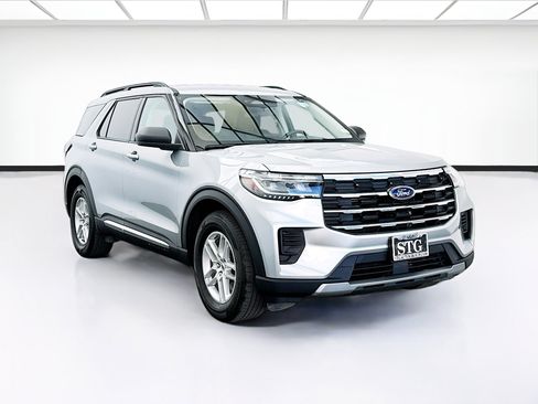Used 2025 Ford Explorer Active RWD image 3