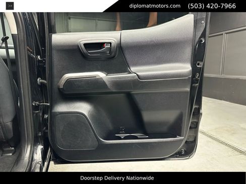 Used 2021 Toyota Tacoma SR5 w/ Trail Edition image 38