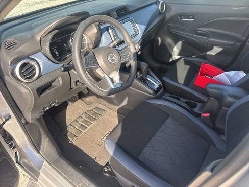 Used 2025 Nissan Versa SV image 5