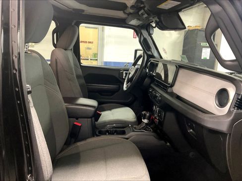 Used 2024 Jeep Wrangler Unlimited AWD/4WD image 11
