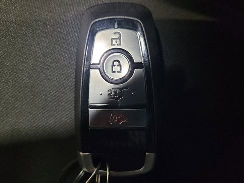 Used 2022 Ford Explorer XLT image 32