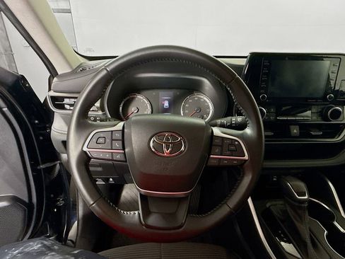 Used 2022 Toyota Highlander LE AWD/4WD image 9