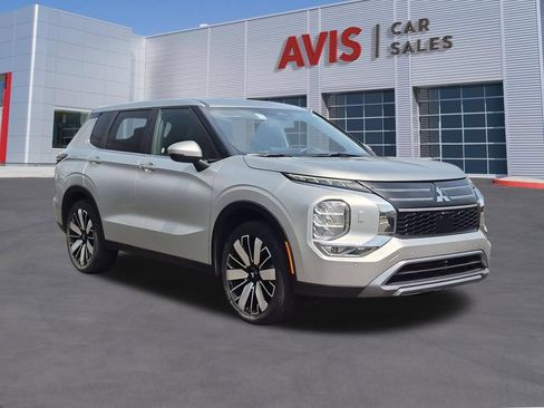 Used 2025 Mitsubishi Outlander SE AWD/4WD image 3