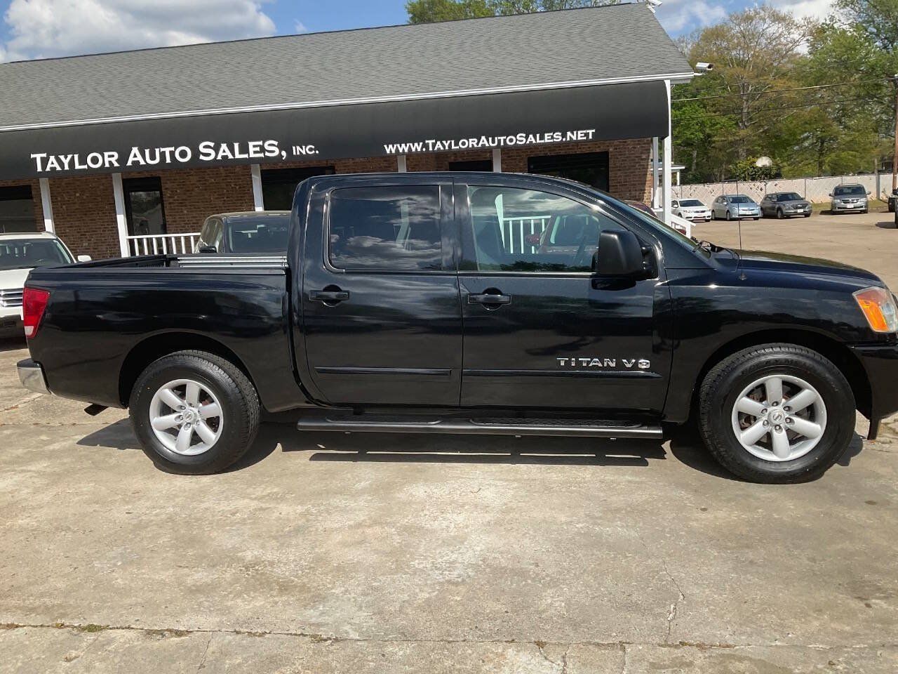 Used 2013 Nissan Titan SV w/ SV Premium Utility Pkg RWD image 2