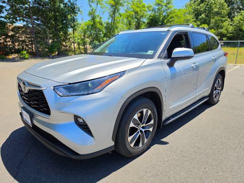 Used 2021 Toyota Highlander XLE AWD/4WD image 3