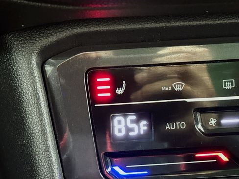 Used 2024 Volkswagen Tiguan SE image 3